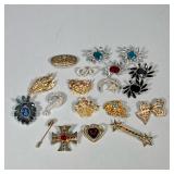 CUT STONE BROOCHES & PINS | Mixed lot of cut stones, diamond simulants, and other brooches & pins.