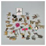 ANIMAL & FLOWER FORM BROOCHES & PINS | Mixed lot of animal & flower form brooches & pins.