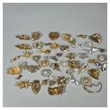LARGE LOT GOLD & SILVER TONE BROOCHES & PINS | Large mixed lot of gold & silver tone brooches and pi