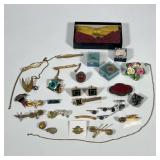 MIXED COSTUME JEWELRY & OTHER | Mixed lot of costume jewelry including: military pins, tie-clips, pi