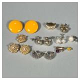 COSTUME JEWELRY EARRINGS | Mixed lot of costume jewelry earrings including: pearl earrings, gold-ton
