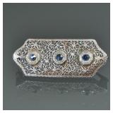ANTIQUE SAPPHIRE & PLATINUM FILIGREE BROOCH | An early filigree brooch mounting 3 small faceted blue