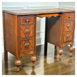 SMALL KNEEHOLE DESK WITH SIX DRAWERS, AMERICAN COLONIAL REVIVAL STYLE | Early 20th century (ca. 1920