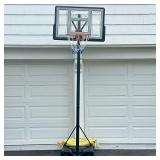 BASKETBALL HOOP | Adjustable size.