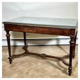 MARQUETRY FRENCH TABLE | Having inlay marquetry top with floral decoration, floral decorated marquet