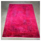 CONTEMPORARY FUSCHIA DYED RUG | Red and purple rug with white fringe trim. - w. 5 x l. 7.5 ft