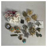 COSTUME JEWELRY PINS & BROOCHES | Mixed lot of various costume jewelry pins & brooches.