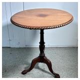 ROUND FLIP TOP TABLE | Round flip top table over tripod base with claw-on-ball feet - h. 29.5 x dia.