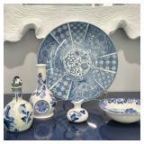 (5pc) Blue & White Porcelain - Spode & Delft | Collection of white porcelain with blue details, incl
