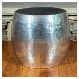 Hammered Metal Side Table | Round metal hammered accent table with silver finish in drum shape - h. 