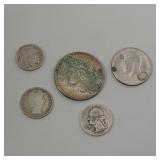 (5pc) US SILVER COINS | A group of US coins including a 1928 US silver Peace dollar coin (largest, d