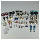 Large Lot Mixed Costume Jewelry Earrings | Large assorted lot of mixed costume jewelry earrings in v