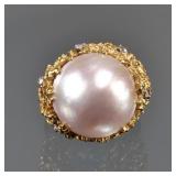 PEARL & DIAMOND 18K GOLD RING | Cocktail ring designed as a large mabe pearl in a bold yellow gold s
