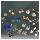 MIXED EARRINGS | Mixed lot of various earrings including: jade, lapis lazuli, turquoise, pearl, and 