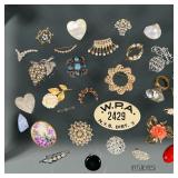 MIXED COSTUME BROOCHES & OTHER | Mixed lot of various costume brooches with pearl, coral, enamel wor