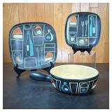 (3pc) Vintage Lander Pottery Fondue Pot And Plates | Exterior ground is matte black with hand-painte