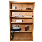 CONTEMPORARY OAK-FINISH BOOKSHELF WITH FOUR ADJUSTABLE SHELVES | Contemporary freestanding oak-finis