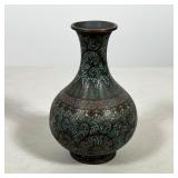 #62 CHINESE CLOISONNÉ ENAMEL VASE | Bulbous cloisonné vase with a long, slightly flared neck and a r
