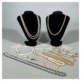 ASSORTED PEARL AND BEADED NECKLACES AND BRACELETS | Group of assorted pearl and bead jewelry includi