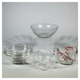 (5pc) PYREX GLASS MEASURING CUP WITH TWO PYREX MIXING BOWLS, SCALLOPED GLASS SERVING BOWL AND GLASS 