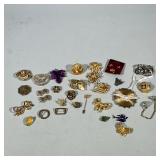 ASSORTED VINTAGE COSTUME BROOCHES AND PINS