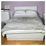 MODERN WHITE LACQUER PLATFORM BEDFRAME | White lacquer finished platform bedframe with a flat rectan