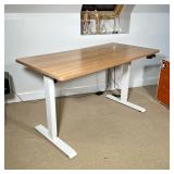 FLEXISPOT ELECTRIC ADJUSTABLE STANDING DESK WITH WOOD GRAIN TOP AND WHITE FRAME | This electric heig