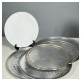 (6pc) ASSORTED PIZZA PANS (3 LARGE, 2 MEDIUM) AND WHITE CERAMIC CHEESE BOARD | Group includes one wh