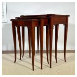 (3pc) SET OF THREE SHERATON STYLE MAHOGANY SPIDER LEG NESTING TABLES | Set of three mahogany nesting