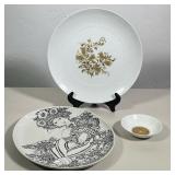 BJØRN WIINBLAD (DANISH, 1918-2006) PORCELAIN SERVING PLATES AND BOWL | Three pieces of glazed porcel