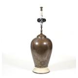 MID-CENTURY ACID-ETCHED BRASS URN-FORM TABLE LAMP