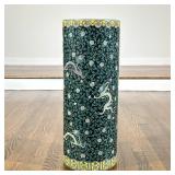CHINESE FAMILLE NOIRE STYLE CERAMIC DRAGON UMBRELLA STAND| Cylindrical ceramic umbrella stand featur