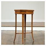 DESSIN FOURNIR OCTAGONAL WOODEN SIDE TABLE | An octagonal wood side table featuring four splayed sab
