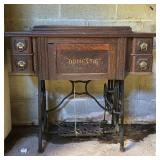 DOMESTIC SEWING MACHINE COMPANY OAK TREADLE SEWING MACHINE