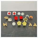 COLLECTION OF ASSORTED DECORATIVE CABINET KNOBS AND DRAWER PULLS