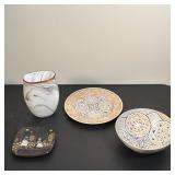 (4pc) RAIJA UOSIKKINEN FOR ARABIA FINLAND 1977 PLATE AND DECORATIVE GLASS AND CERAMIC VESSELS