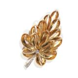 LOT 109 | VAN CLEEF & ARPELS DIAMOND & 18K GOLD BROOCH | 18k yellow gold ribbon-form pin designed as