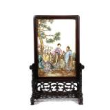 LOT 88 | CHINESE PORCELAIN TABLE SCREEN | Late Qing dynasty, Tongzhi period (1862-1874), the porcela
