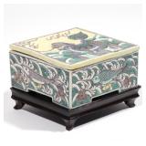 LOT 100 | CHINESE PORCELAIN SQUARE BOX & COVER | Likely Kangxi period, decorated in famille verte en