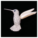 LOT 125 | WILLIAM RUSER PLATINUM HUMMINGBIRD PIN | Diamond encrusted platinum brooch, designed as a 