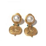 LOT 215 | PAIR SEIDENGANG PEARL, EMERALD, & GOLD EARRINGS | Each earring designed as a half pearl (1
