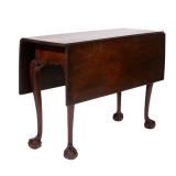AMERICAN CHIPPENDALE DROP-LEAF TABLE | Late 18th century, probably Philadelphia, mahogany, with rect