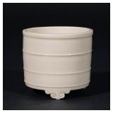 CHINESE DEHUA PORCELAIN TRIPOD CENSER | Chongzhen period (1628-1644), of cylindrical shape with lipp