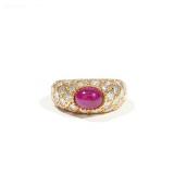 VAN CLEEF & ARPELS DIAMOND, RUBY & 18K LADIES RING | With cabochon ruby (approx. 0.90 ct) surrounded