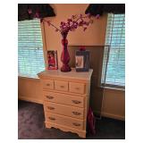 Dresser, Vases