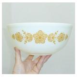 Pyrex Lg butterfly bowl