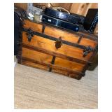 Several trunks/flat top steamer trunks