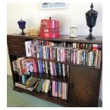 BOOKS IN EVERY ROOM !