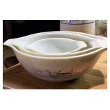 Vintage Pyrex nesting bowl set