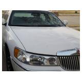 2001 Lincoln Town Car ~ LOADED !!!!! Only 79k Miles...DRIVES GREAT !!!